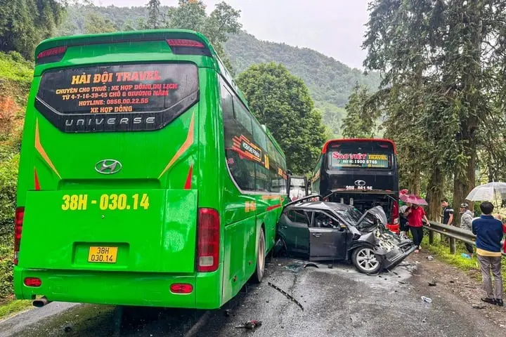 7x8nuo hien truong vu o to con bi xe khach keo le bien dang sau tai nan o lao cai 2 15370951