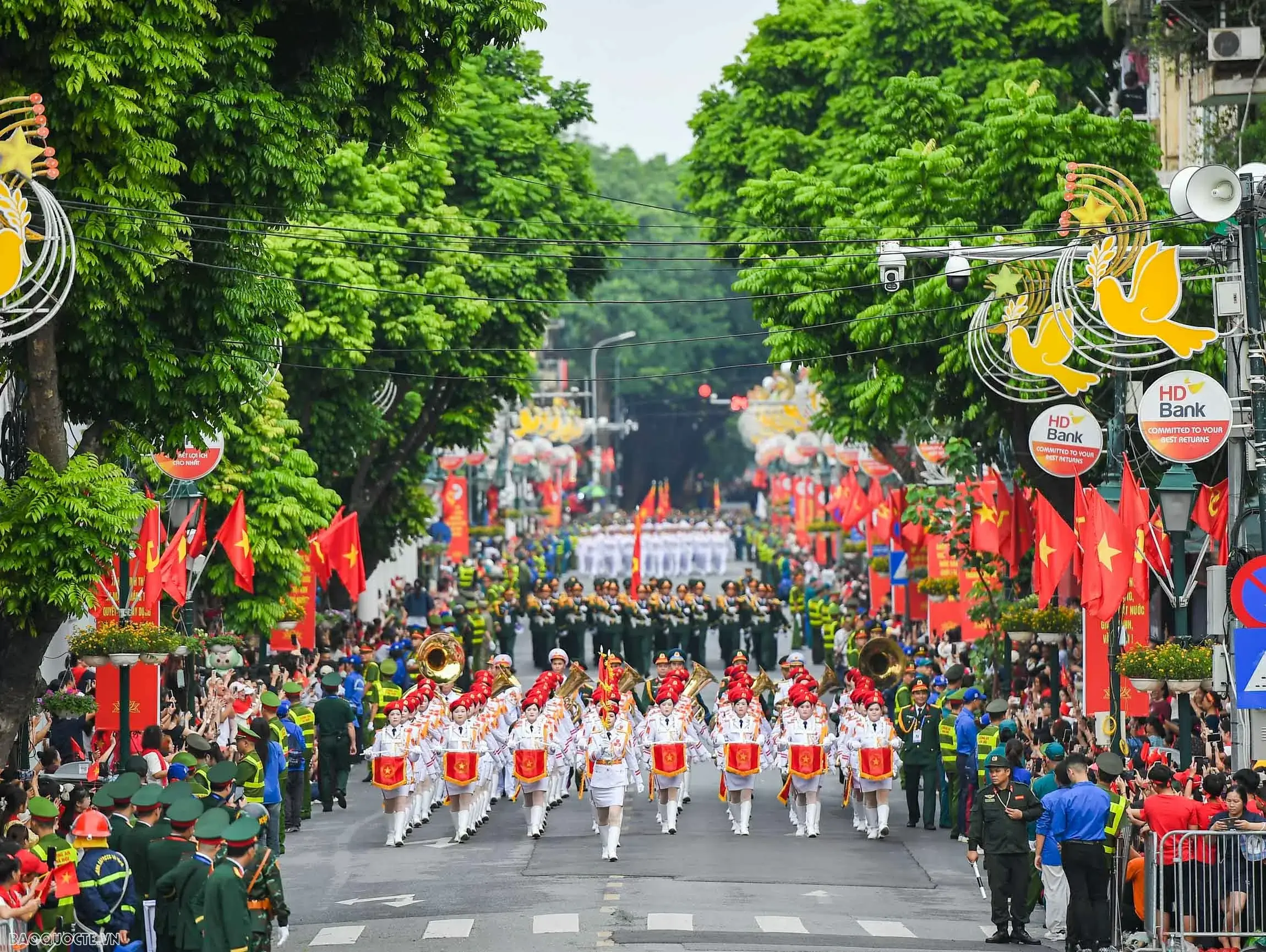 8xxlwh su 30mk2 tha dan nhieu bay giua quang truong ba dinh trong tong duyet dieu binh 20250830093536