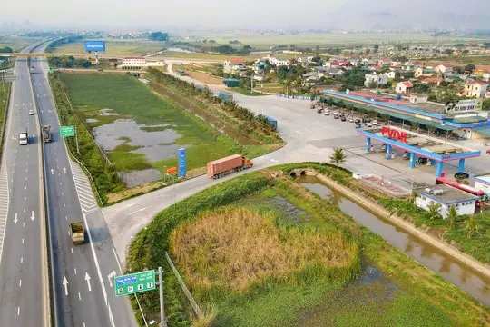 9urq4w mot tram dung nghi tren cao toc bac nam doan cao bo mai son. anh ta hai