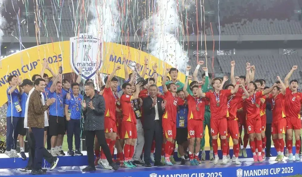beb2nw bong da indonesia ganh ty voi hlv kim sang sik 1 2362 3158.jpg