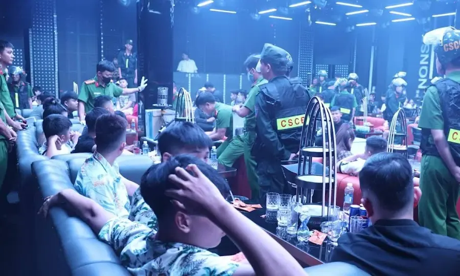 bkxb1p ben trong bar vu truong vua bi 400 canh sat dot kich 1755425760