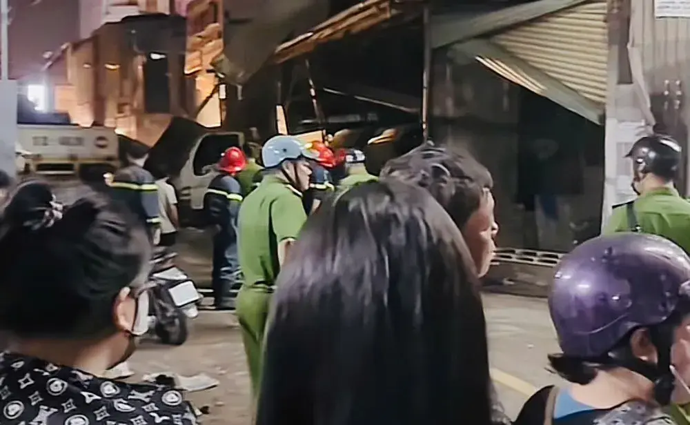 c9hn3o no tai cong ty san xuat kinh luc rang sang nhieu nha hu hong o phuong tan son nhi 1336 5829.jpg