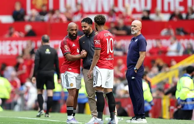 dklnuw gary neville bat ngo truoc so tien mua sam cua mu he nay