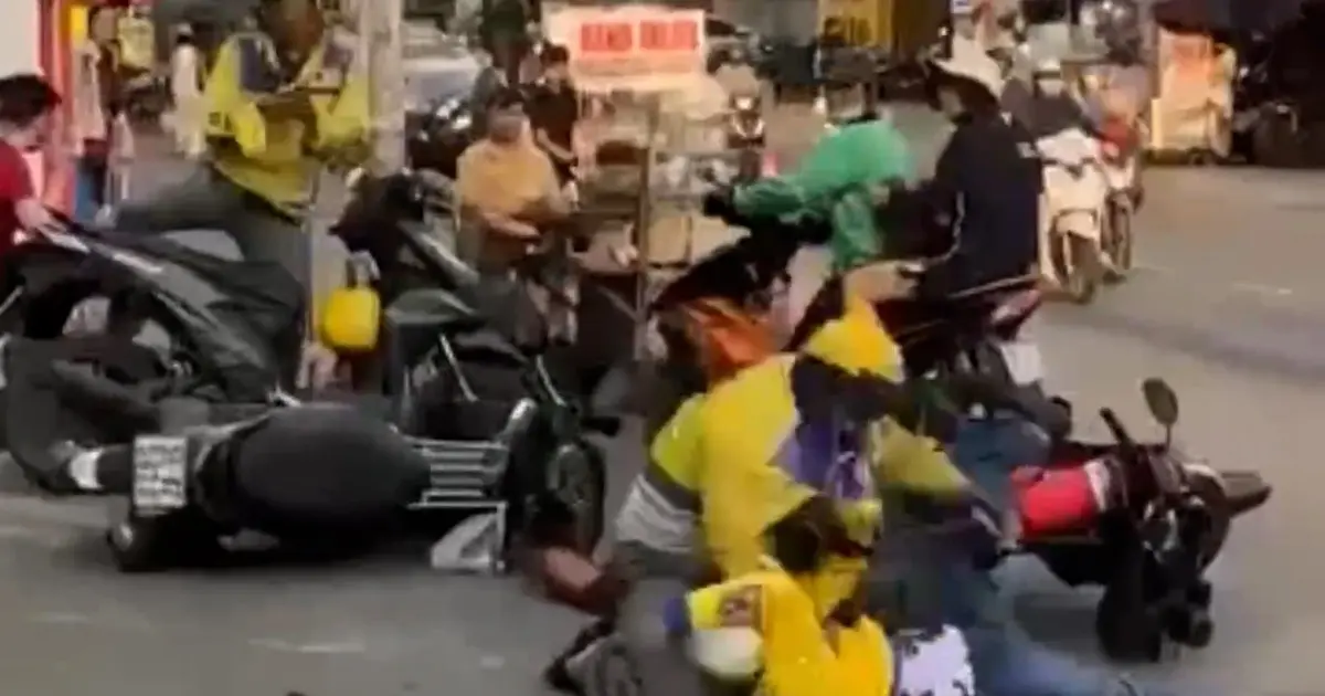 f4wef4 hai tai xe xe om cong nghe danh nhau giua duong o tp hcm 5224 8962