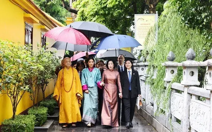 f8h54z ttxvn phu nhan chu tich nuoc cung hoang hau bhutan tham chua tran quoc 63193347365829028540805 41036260060854481682314