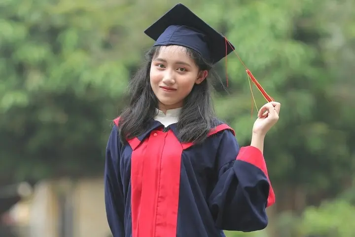 lj7xa6 thu khoa truong y cropped 1754537590711
