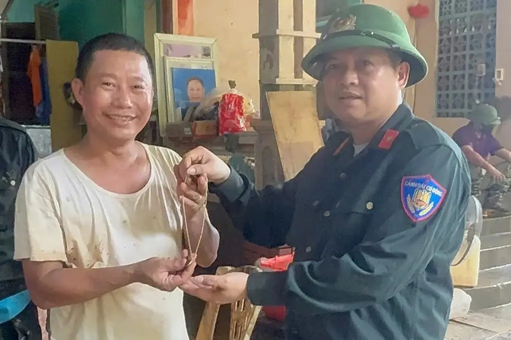 m1vdpx don lu cong an tim thay tien vang tra lai cho ba con 2 edited 1753941014584