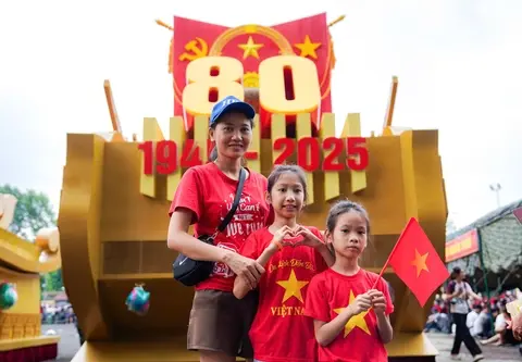 m7j34d nguoi dan chup anh voi cac xe nghi truong tai diem tap ket tren duong nguyen thai hoc anh nam tran 17562864519572091531374