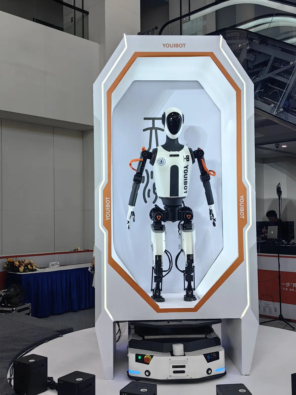pf2oqo robot hinh nguoi thong minh ling shu. anh nhat bao khoa hoc cong nghe trung quoc