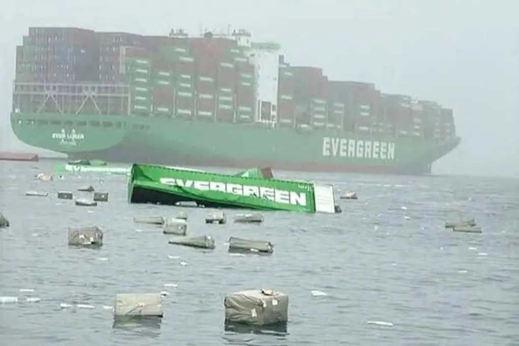 ro1rvp_hai-tau-evergreen-gap-nan-lien-tiep-hon-50-container-roi-xuong-bien-cropped-1754299061027.webp