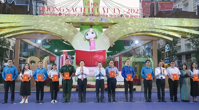 rsv17v 27 01 2025 tphcm khai mac le hoi duong sach tet at ty nam 2025 F213440A
