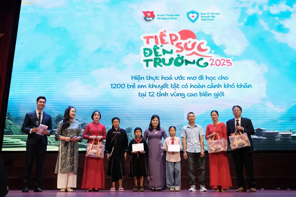 ruiyic tiep suc den truong