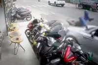 sfh4l5 8 o to lao len via he tong loat xe may 1 nguoi bi thuong nang 2213