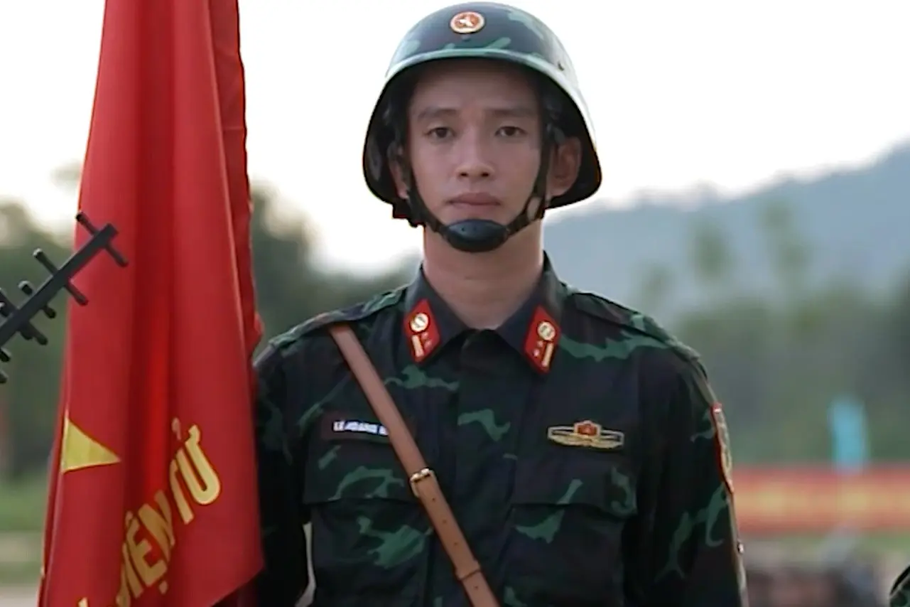 t3ofsr thuong uy le hoang hiep xuat hien vai giay sao nhap ngu 2025 mang xa hoi lai bung no 2700