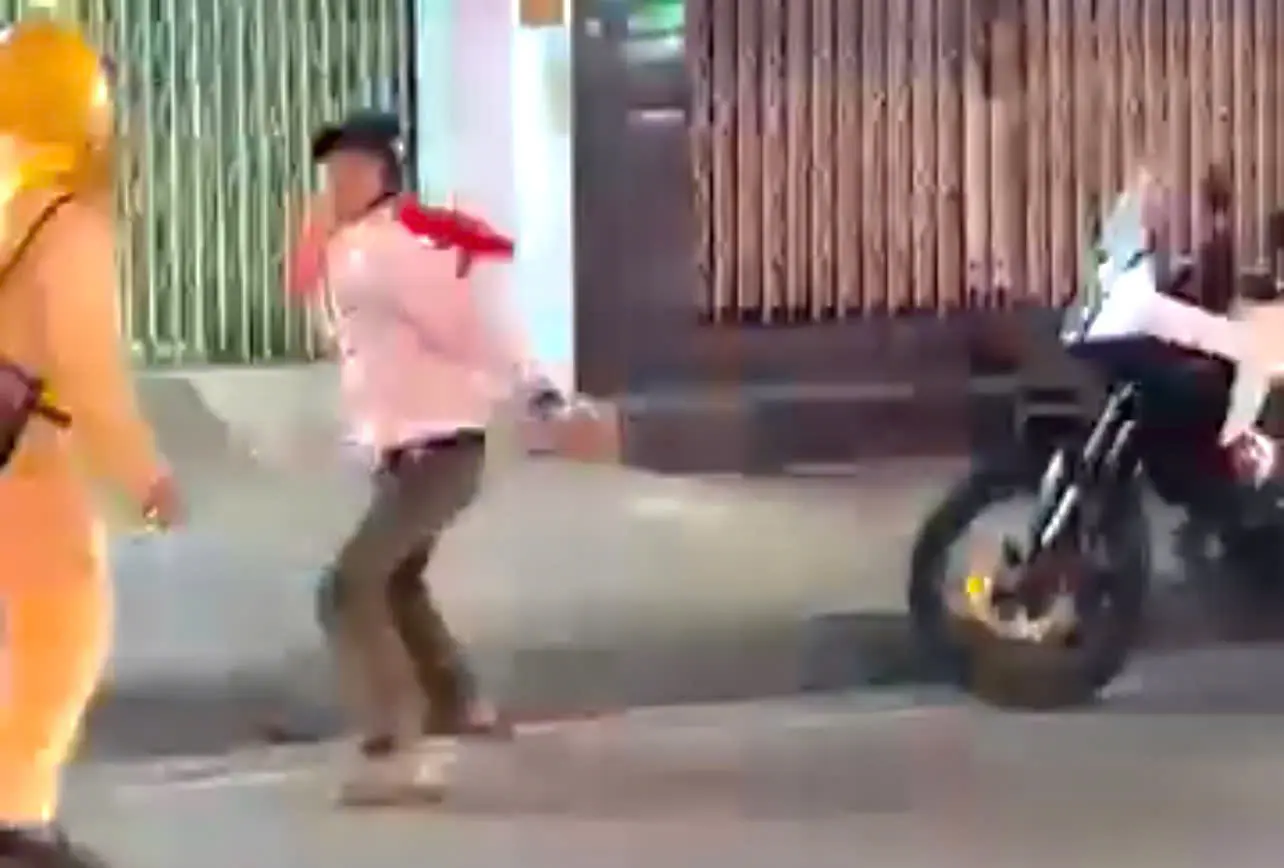 vfkasw xac minh clip nguoi dan ong cam ghe tan cong csgt dang xu ly nong do con 1 4921 4890