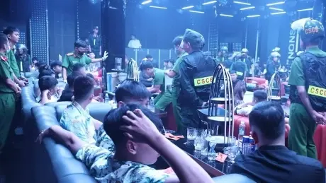 x1d321 ben trong bar vu truong vua bi 400 canh sat dot kich 1755425760