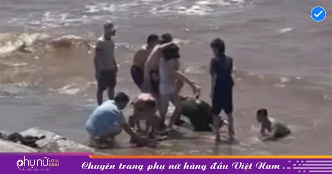 x7nyn8 cuu 5 du khach bi song bien cuon ra xa dan den duoi nuoc khi tam bien o ninh binh