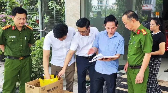 xirnyu cong an thuc hien lenh kham xet nha vi ngo o tp thanh hoa 1751187292939322001782 0 0 720 1152 crop 1751187444114697213711 60 0 663 1152 crop 17511934225071517721921