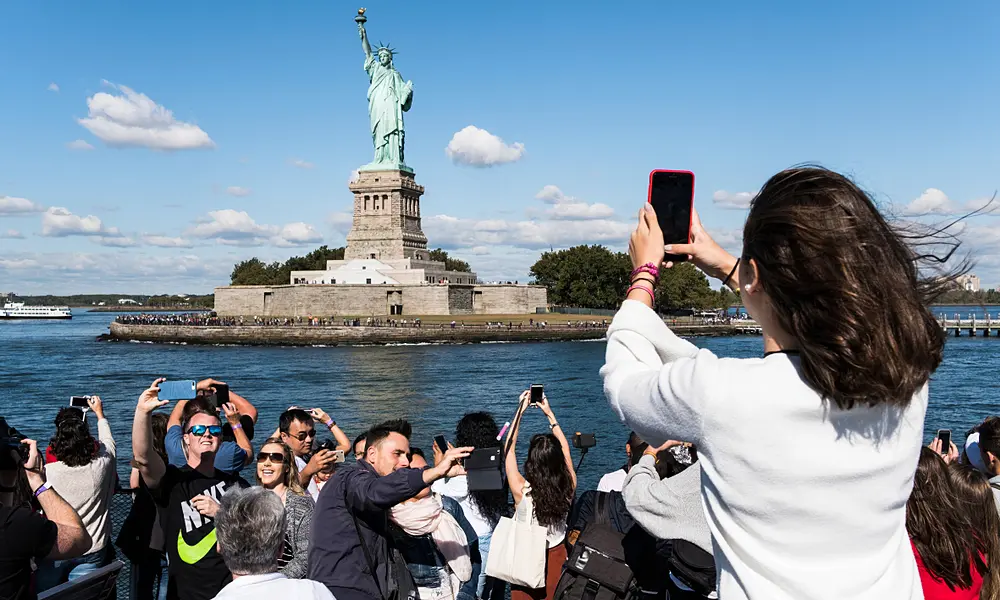 ykuv59 chinese tourist taking a photo 3993 3186 1753691917