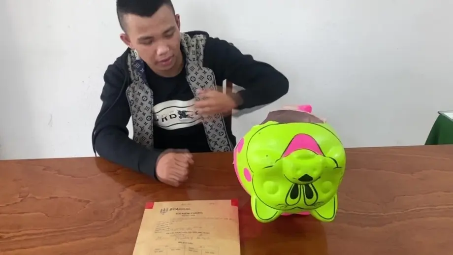 0xxinx chu tiem tap hoa bi khach quen trom 115 trieu dong trong heo 1757859227