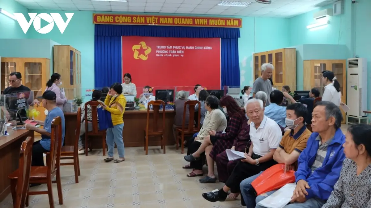 1purfe rat dong nguoi dan toi trung tam hanh chinh cong phuong tran bien ngay dau van hanh bo may moi 20250701130719.jpeg