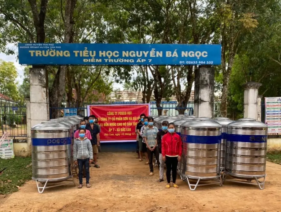 2o70xn 20220316044013 6.trao tang bon nuoc inox cho cac ho ngheo huyen tan phu