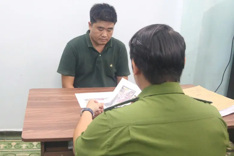 6aiodf cong an tphcm bat khan cap nguoi di o to hanh hung nguoi lon tuoi giua pho 3323