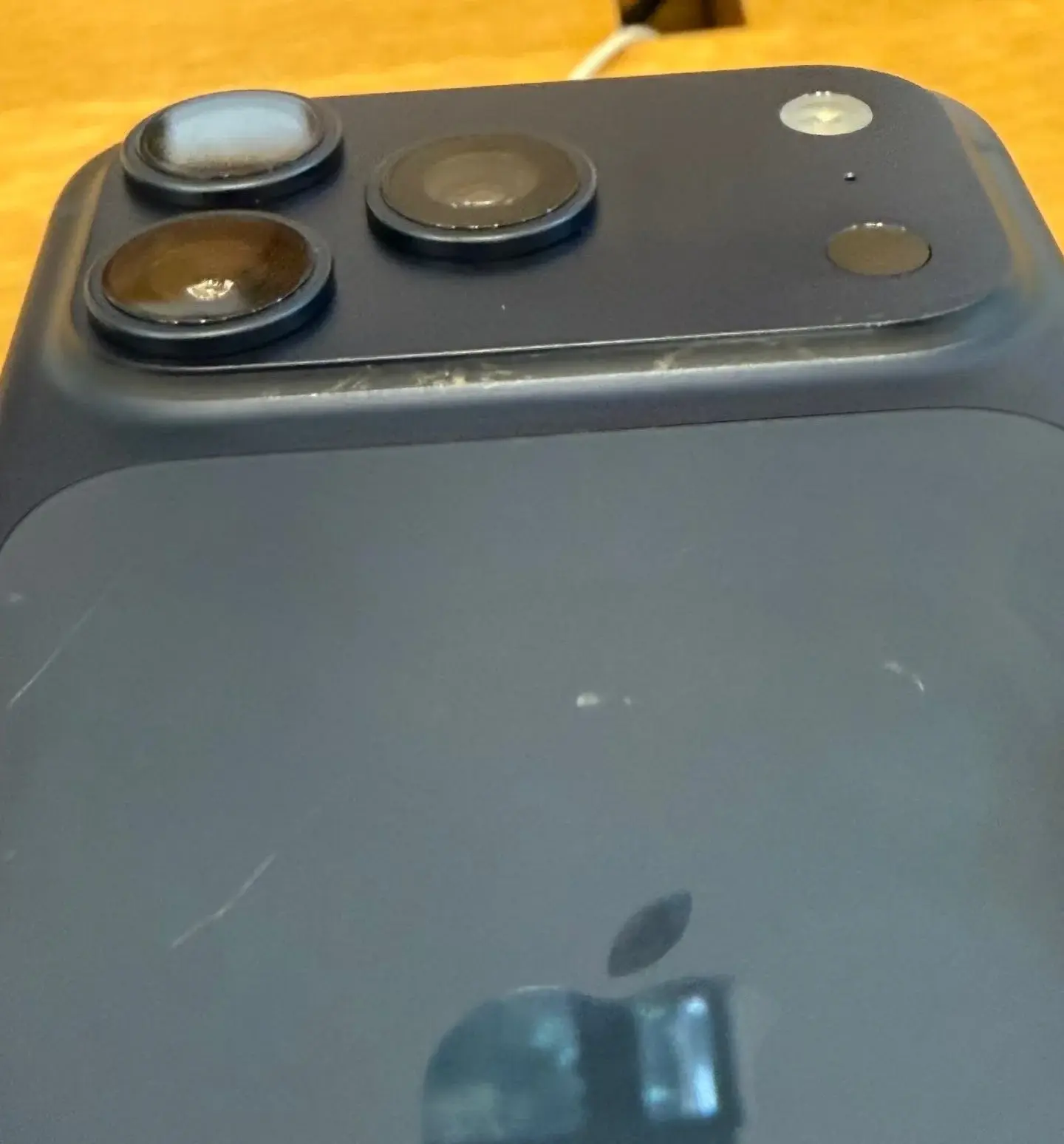 81oorz iPhone 17 Pro scratches.jpg