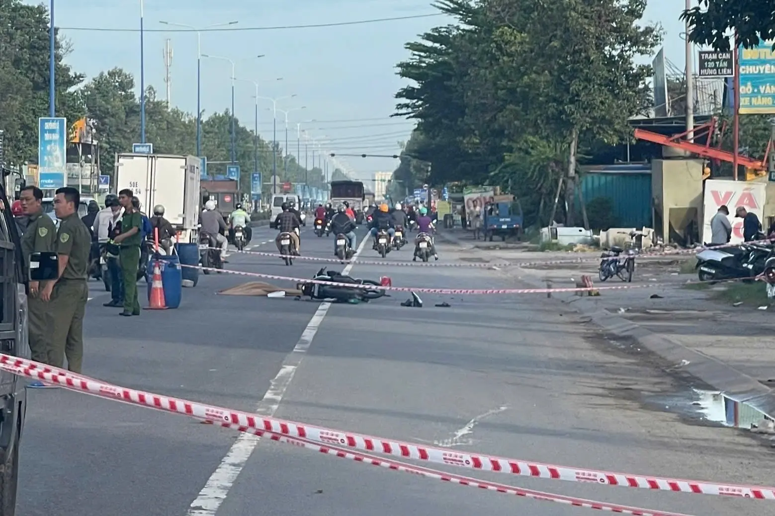 8hm8m0 thi the nguoi dan ong khong nguyen ven nam giua duong o tphcm 1212