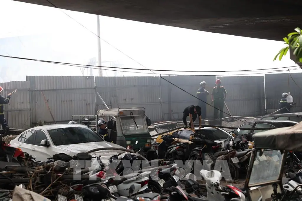 8wq5l1 171850 xay ra chay lon tai bai xe tai khu vuc chan cau vinh tuy ha noi