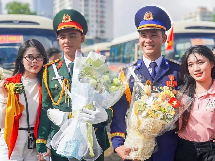 97qvfs bo doi cau hon ban gai dieu binh a80 ha noi2 17568044539431265507145 210 0 1282 2048 crop 17568060894851698537152