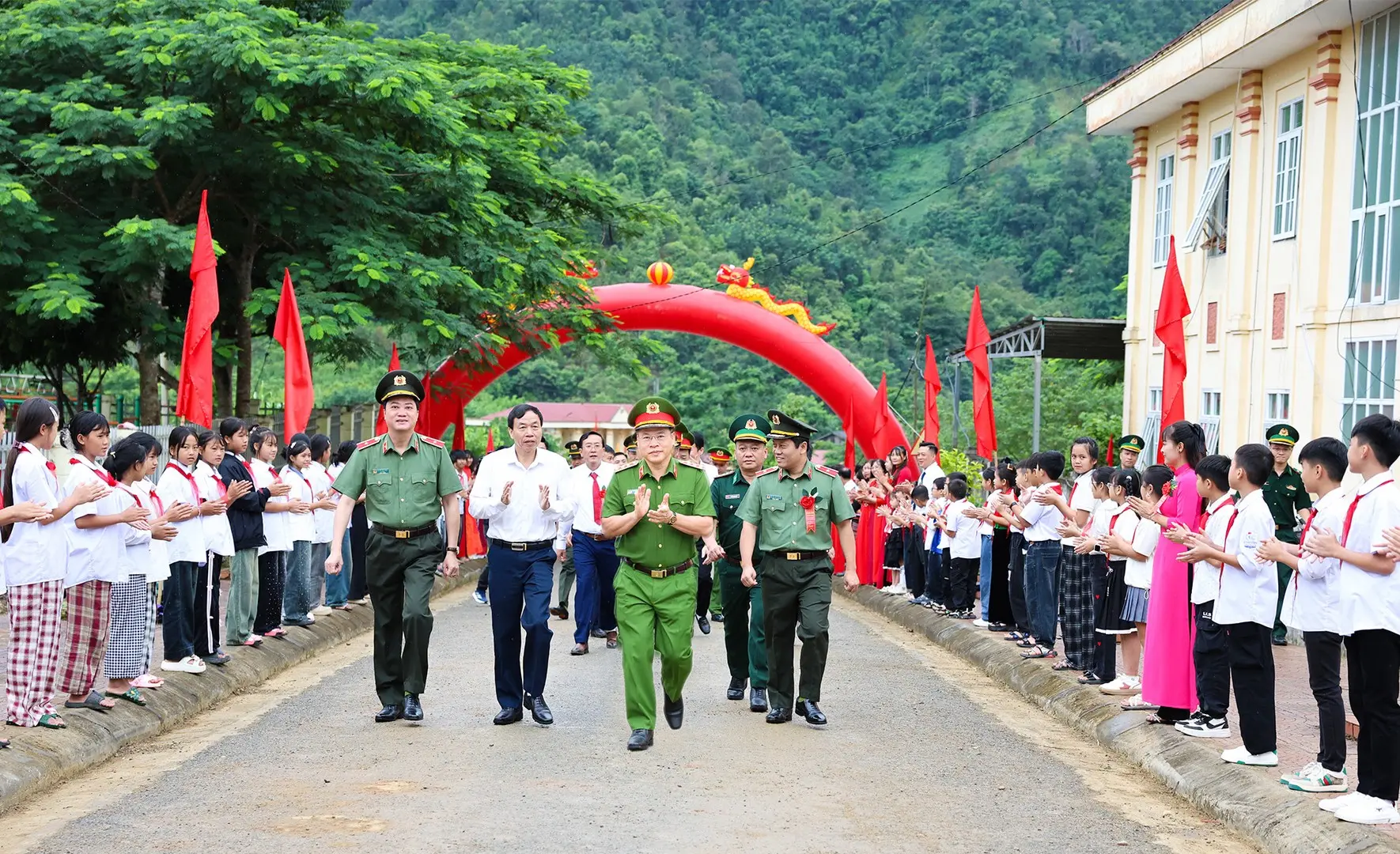 9lgcey photo library 20250826144106 67ea4fd3 37a0 438b b4c7 3a8d0389ba1d giao vien hoc sinh tren ia ban on tiep ai bieu bo cong an va tinh lai chau