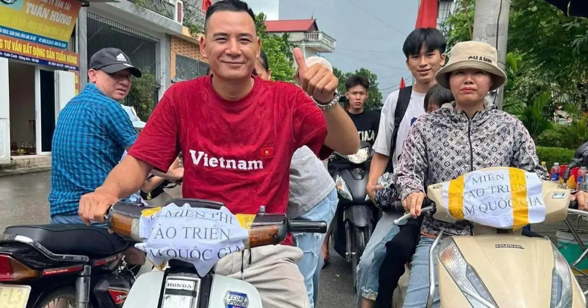 a7rhps nguoi dong anh mo bai lap doi xe mien phi cho khach di trien lam quoc gia 1 edited cropped 1756656460063