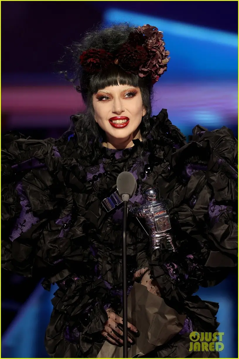 b9xupo lady gaga wins at vmas 02