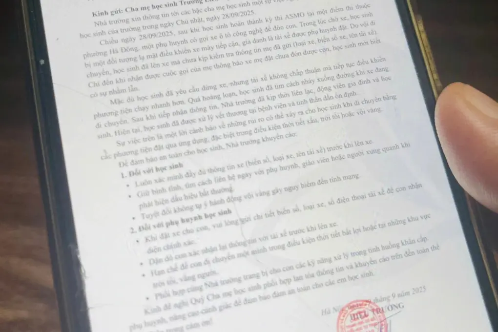 bcy5z7 ha noi nghi bi bat coc hoc sinh nhay khoi xe om cong nghe 1 edited 1759142993842