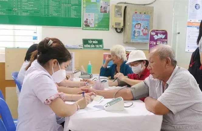 c8c4r2 nguoi cao tuoi 1