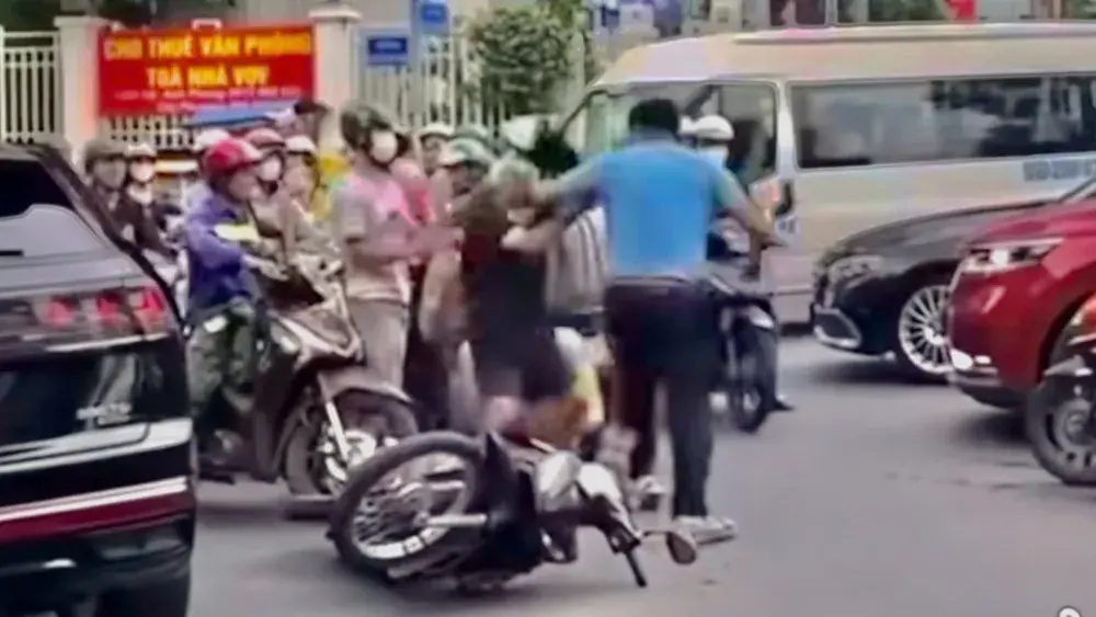 e5siri tai xe o to hanh hung nguoi lon tuoi sau va cham giao thong o trung tam tp hcm 2200 8446.jpg