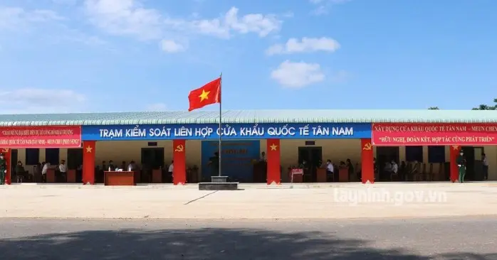 hyqr8r cua khau tan nam 16910322784221815495715