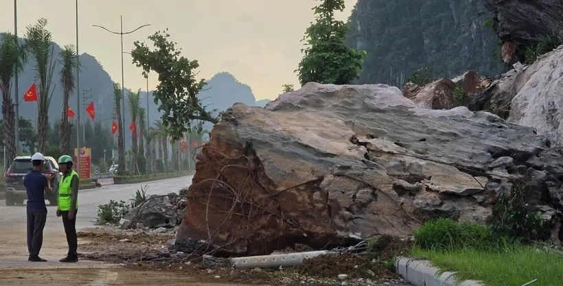 ijl5pz hien truong vu nui da sat lo xuong duong bao bien o quang ninh2 19495576