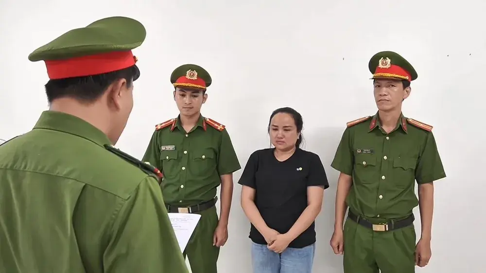 ijv4bh cong an tp hcm bat chu co so tham my chuyen hut mo chui dut tui gan 10 ti 6081 8994.jpg