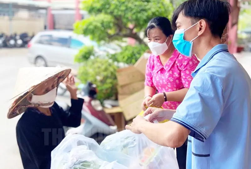k095id 30 06 2021 trao tang 200 phan qua ho tro cho nguoi kho khan bi anh huong boi dich covid19 65C448E2
