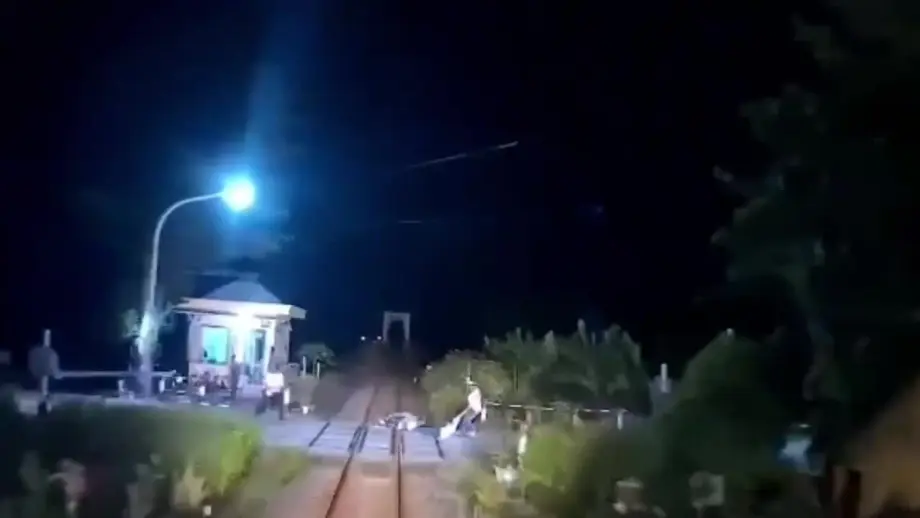 lqvfkw nhan vien cuu thanh nien nga tren duong ray khi tau dang lao 1758449800
