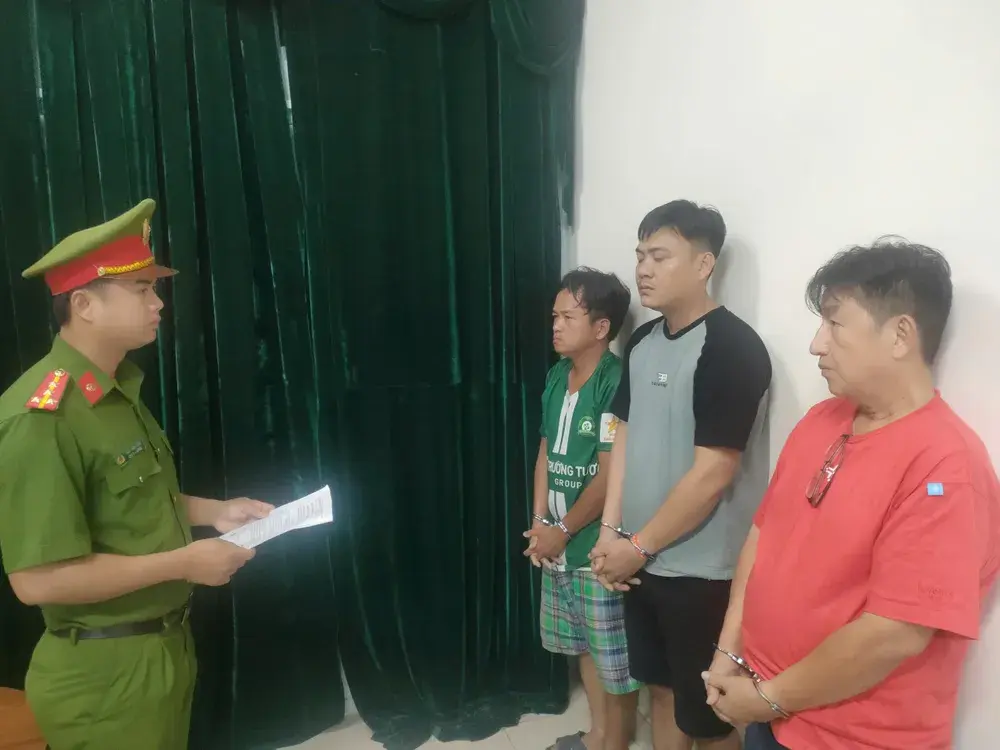 lxtu4w cong an tp hcm bat 4 nguoi trong nhom au da co youtuber va nghe si o phuong an lac 2 322 6664.jpg