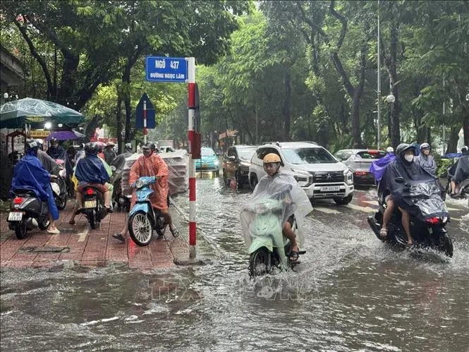 m4nhlc 064531 vna potal mua lon tiep tuc gay ngap lut nhieu noi tai ha noi stand