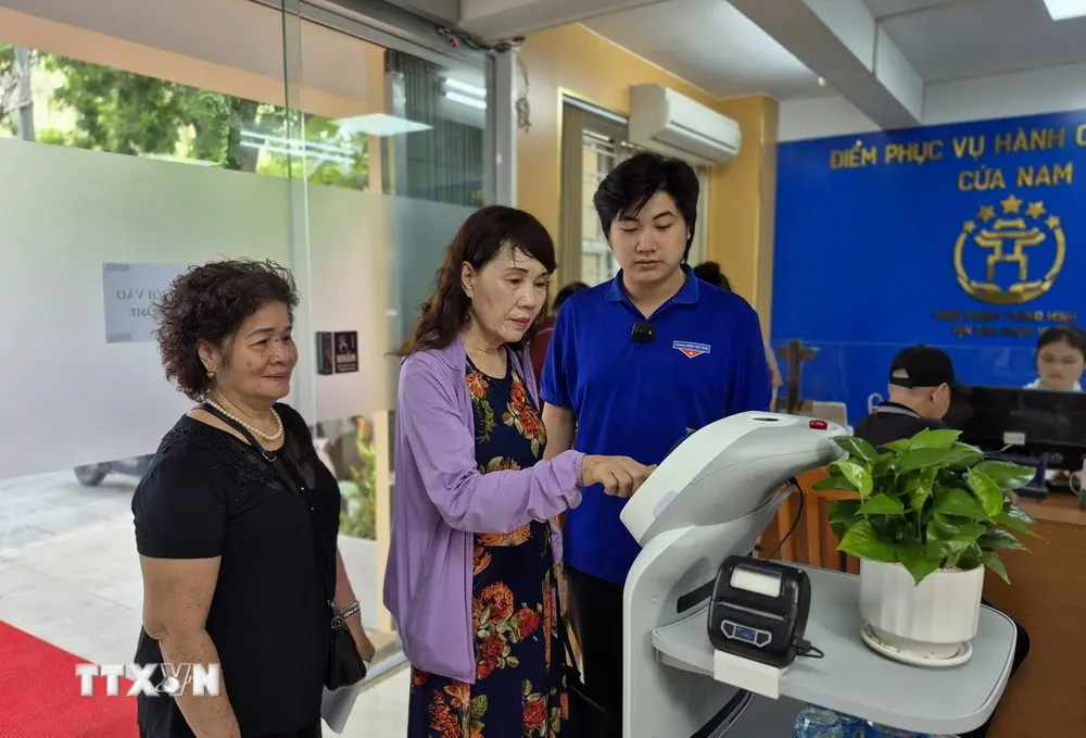 pzd6jk ha noi dua robot vao phuc vu hanh chinh cong cach lam sang tao tu co so
