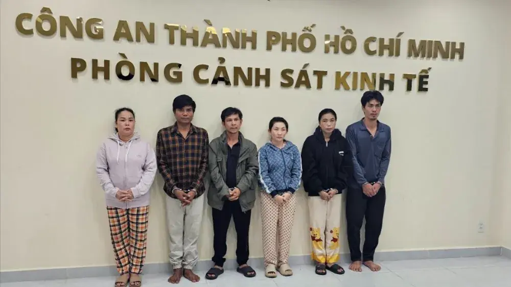 qt4rv4 cong an tp hcm bat doan van bang nguoi cam dau duong day san xuat hang gia 8557 7953.jpg