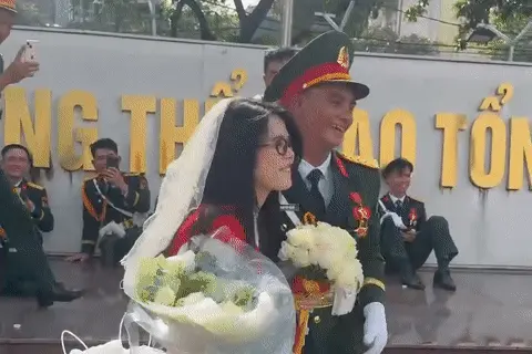 tjbc75 duoc chien si cau hon ngay sau dieu binh co gai can tho xuc dong nghen ngao 2401