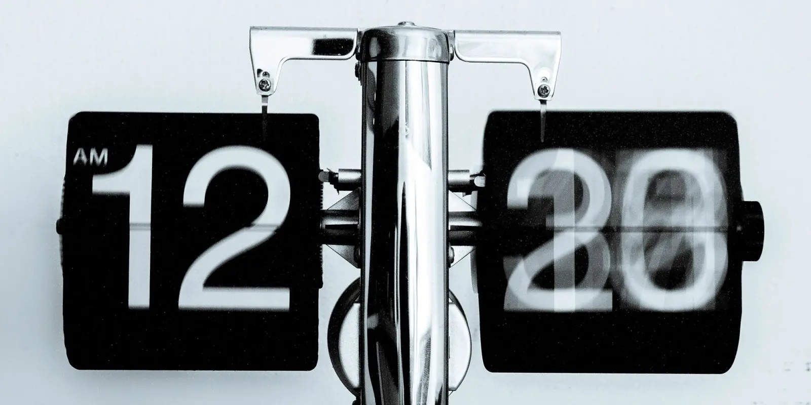 uzn9ui The time picker in iPhone alarms has a bizarre hidden design element