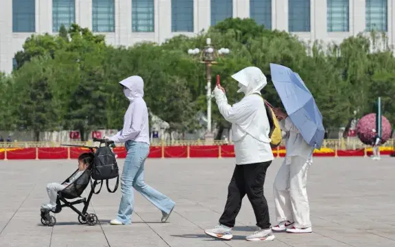 zvvnyq afp 20240523 2024239548708683863 v1 preview touristsvisittiananmensquareamidhot 96730319769798198014431 66955828061488236262554