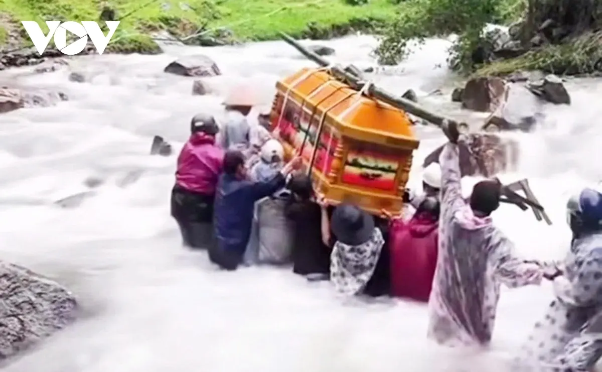 0rii91 nguoi dan khieng quan tai vuot qua suoi dem di chon cat 0